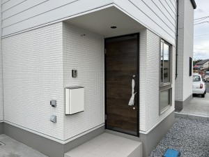 八戸市白銀、新築一戸建ての玄関画像です