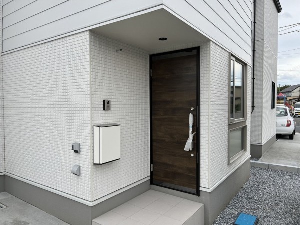 八戸市白銀、新築一戸建ての玄関画像です