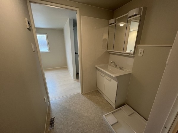 八戸市白銀、新築一戸建ての洗面画像です