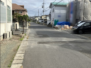 八戸市諏訪、新築一戸建ての前面道路を含む現地写真画像です