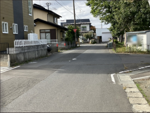 八戸市諏訪、新築一戸建ての前面道路を含む現地写真画像です