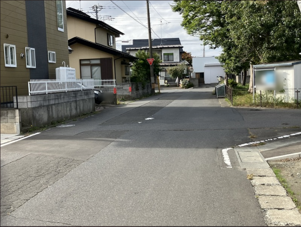 八戸市諏訪、新築一戸建ての前面道路を含む現地写真画像です
