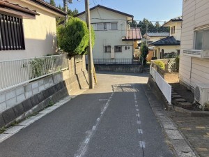 八戸市大字河原木、中古一戸建ての前面道路を含む現地写真画像です