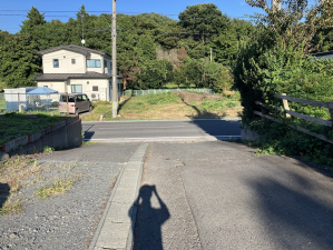 八戸市大字大久保、中古一戸建ての前面道路を含む現地写真画像です