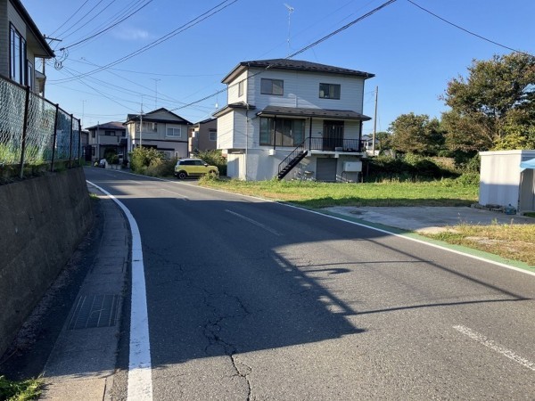 八戸市大字大久保、中古一戸建ての前面道路を含む現地写真画像です