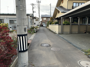 八戸市根城、新築一戸建ての前面道路を含む現地写真画像です