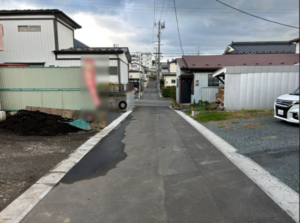 八戸市根城、新築一戸建ての前面道路を含む現地写真画像です
