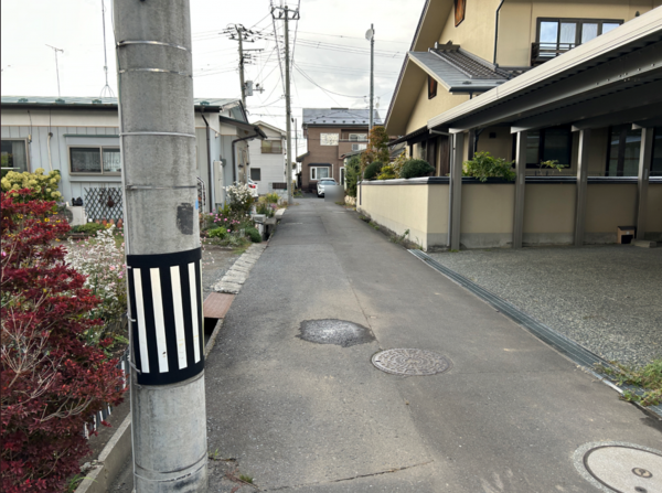 八戸市根城、新築一戸建ての前面道路を含む現地写真画像です