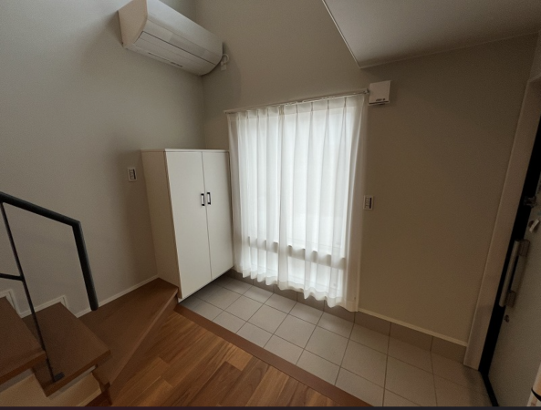 八戸市大字大久保、新築一戸建ての玄関画像です