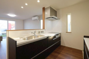 八戸市沼館、中古一戸建てのキッチン画像です