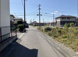 八戸市日計、中古一戸建ての前面道路を含む現地写真画像です