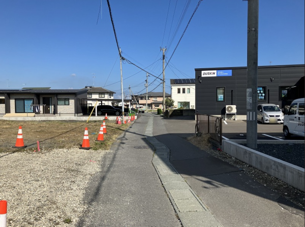 八戸市大字新井田、土地の前面道路を含む現地写真画像です
