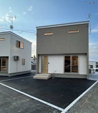 八戸市長根、新築一戸建ての駐車場画像です