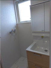 八戸市長根、新築一戸建ての洗面画像です