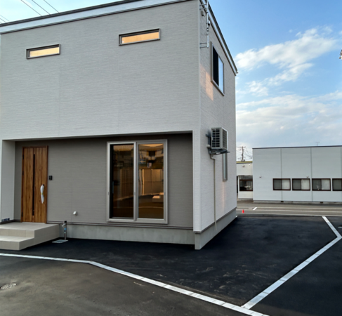 八戸市長根、新築一戸建ての駐車場画像です