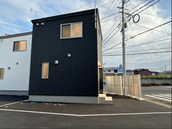 八戸市長根、新築一戸建ての駐車場画像です