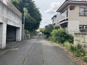 八戸市柏崎、中古一戸建ての前面道路を含む現地写真画像です