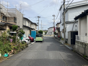 八戸市柏崎、中古一戸建ての前面道路を含む現地写真画像です