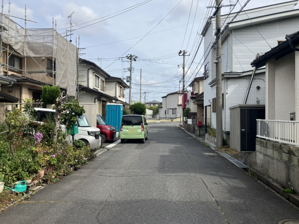 八戸市柏崎、中古一戸建ての前面道路を含む現地写真画像です