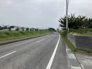 八戸市大字大久保、土地の前面道路を含む現地写真画像です