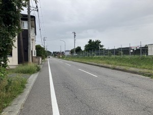 八戸市大字大久保、土地の前面道路を含む現地写真画像です