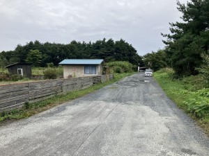 八戸市大字大久保、土地の前面道路を含む現地写真画像です