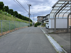八戸市南白山台、中古一戸建ての前面道路を含む現地写真画像です