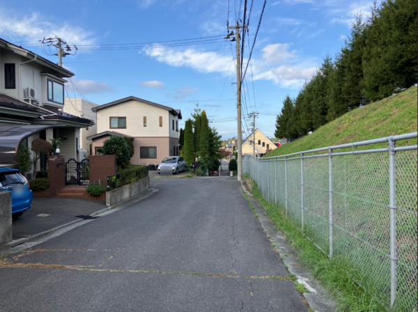 八戸市南白山台、中古一戸建ての前面道路を含む現地写真画像です