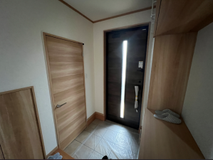 八戸市大字新井田、新築一戸建ての玄関画像です