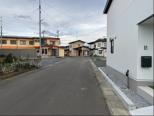 八戸市大字大久保、新築一戸建ての前面道路を含む現地写真画像です