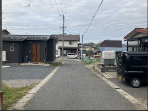 八戸市大字妙、中古一戸建ての前面道路を含む現地写真画像です