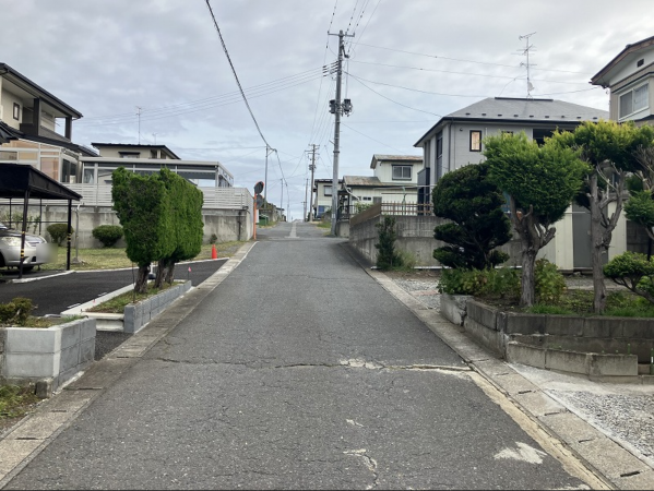 八戸市大字妙、中古一戸建ての前面道路を含む現地写真画像です