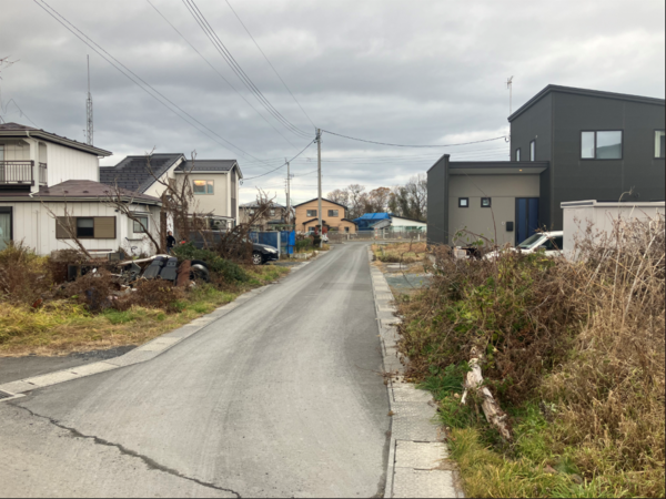 八戸市大字妙、土地の前面道路を含む現地写真画像です