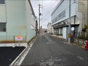 八戸市小中野、中古一戸建ての前面道路を含む現地写真画像です