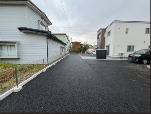 八戸市小中野、中古一戸建ての前面道路を含む現地写真画像です