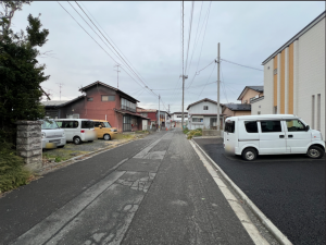 八戸市小中野、中古一戸建ての前面道路を含む現地写真画像です