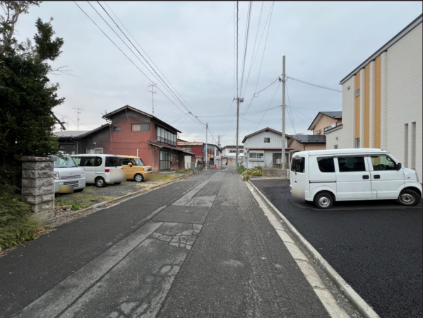 八戸市小中野、中古一戸建ての前面道路を含む現地写真画像です