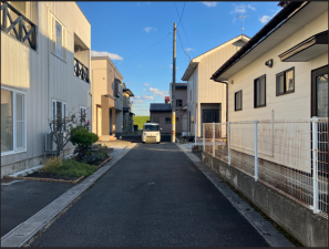 八戸市大字石堂、中古一戸建ての前面道路を含む現地写真画像です