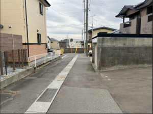 八戸市大字白銀町、中古一戸建ての前面道路を含む現地写真画像です