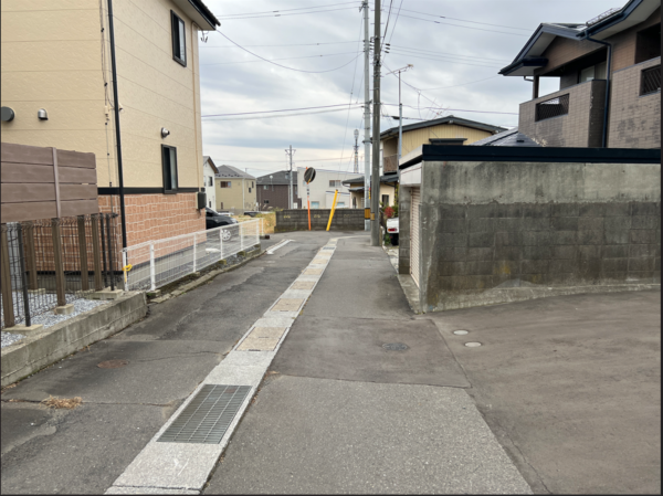 八戸市大字白銀町、中古一戸建ての前面道路を含む現地写真画像です