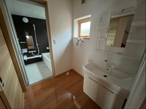 八戸市大字白銀町、中古一戸建ての洗面画像です