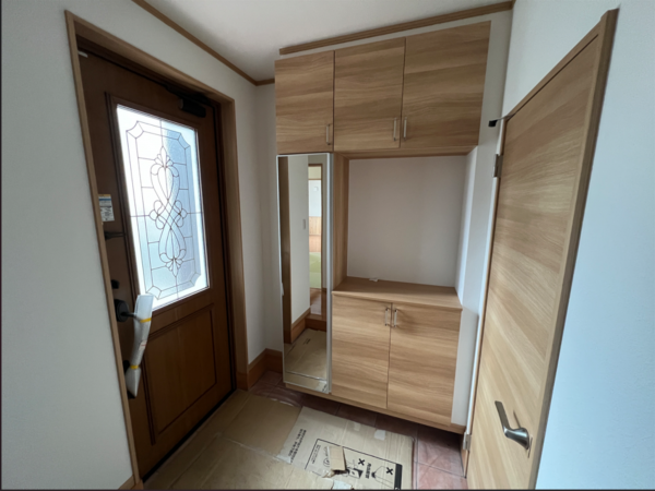 八戸市大字白銀町、中古一戸建ての玄関画像です