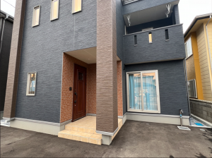 八戸市大字河原木、新築一戸建ての玄関画像です