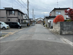 八戸市諏訪、新築一戸建ての前面道路を含む現地写真画像です