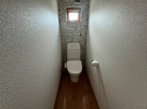 八戸市諏訪、新築一戸建てのトイレ画像です