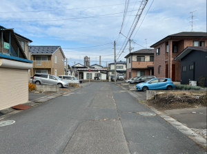 八戸市諏訪、新築一戸建ての前面道路を含む現地写真画像です