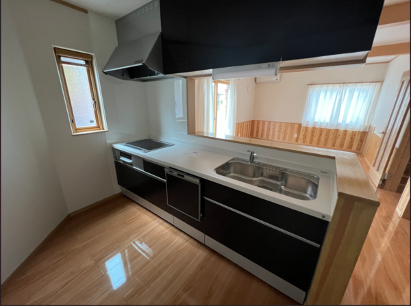 八戸市諏訪、新築一戸建てのキッチン画像です