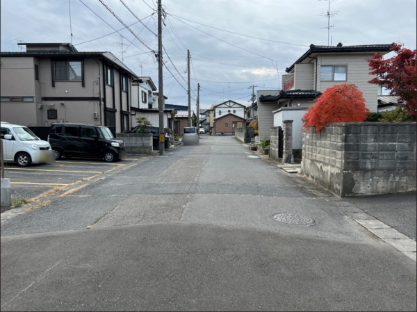 八戸市諏訪、新築一戸建ての前面道路を含む現地写真画像です