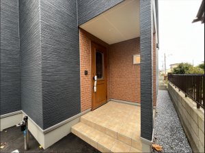 八戸市多賀台、新築一戸建ての玄関画像です