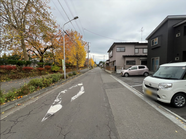 八戸市多賀台、新築一戸建ての前面道路を含む現地写真画像です